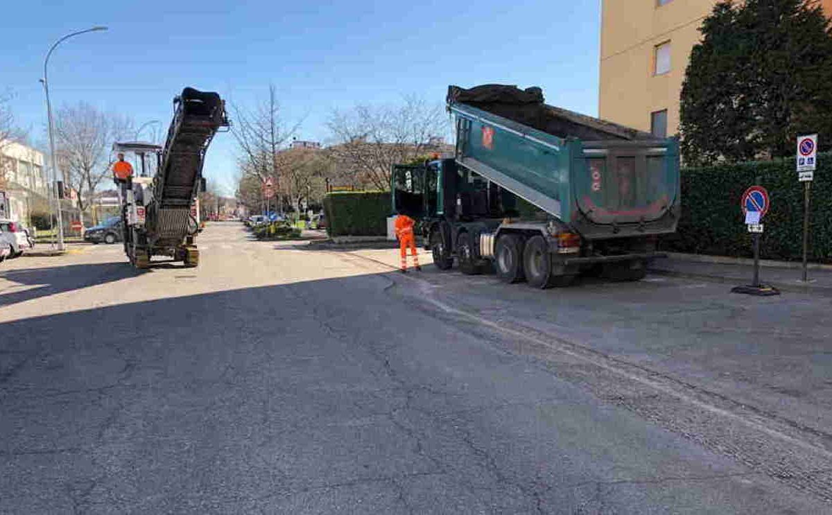 Iniziati gli interventi di ripristino dei manti stradali su cui è stata posata la banda larga