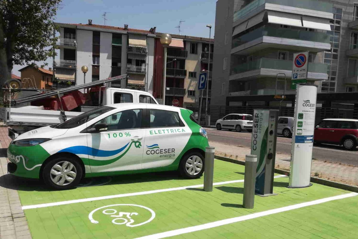 Taglio del nastro per la colonnina COGESER Energia di ricarica pubblica