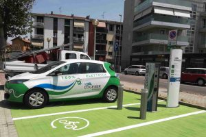 Taglio del nastro per la colonnina COGESER Energia di ricarica pubblica