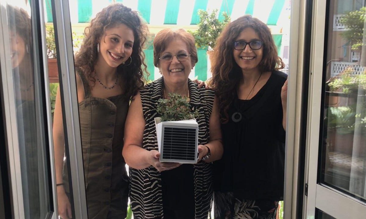 A Milano lo smog si combatte dal balcone: consegnati i primi 40 vasi Arianna per monitorare la qualità dell’aria