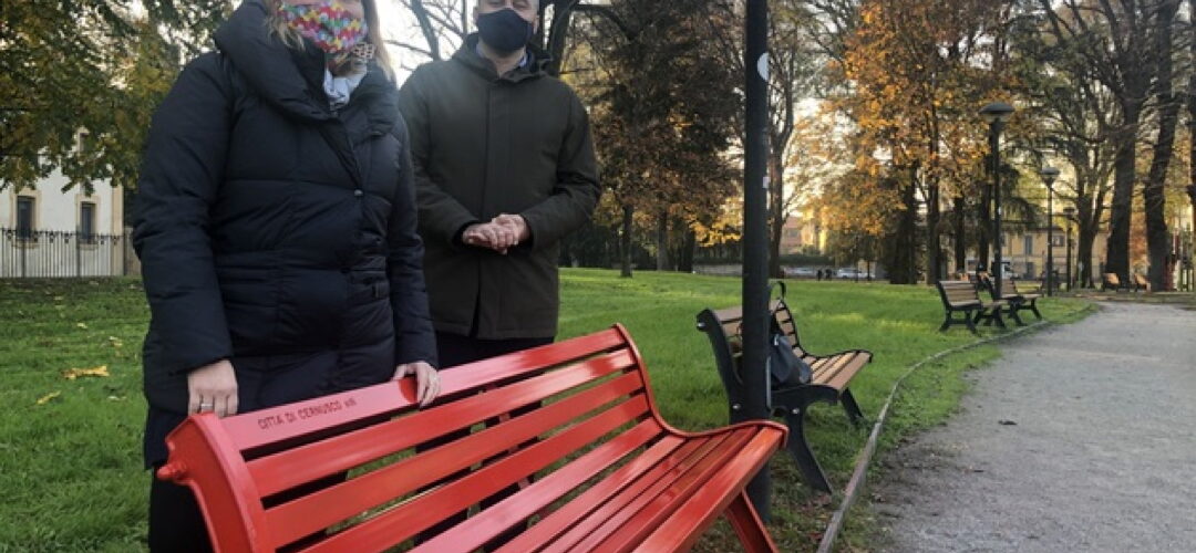 Una panchina rossa nei giardini di Villa Greppi