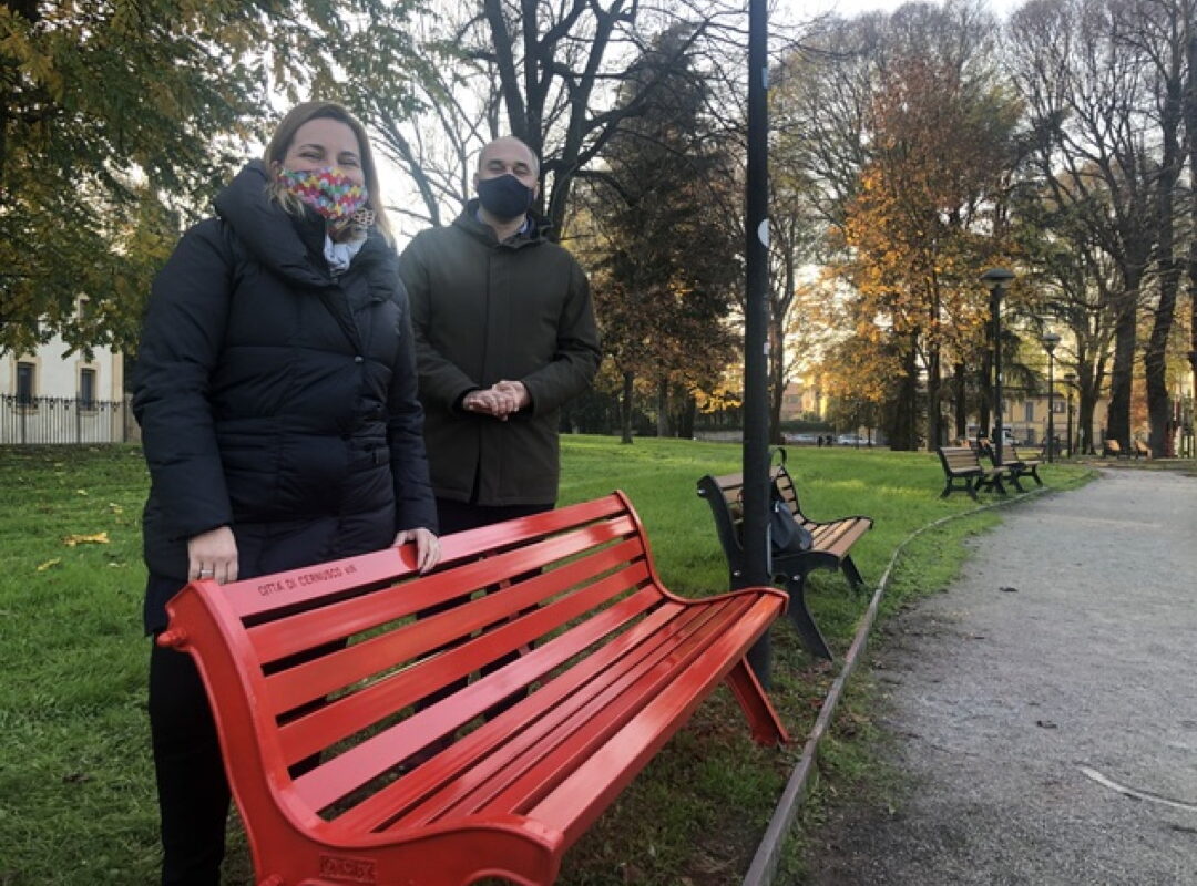 Una panchina rossa nei giardini di Villa Greppi