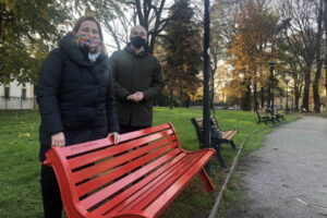 Una panchina rossa nei giardini di Villa Greppi