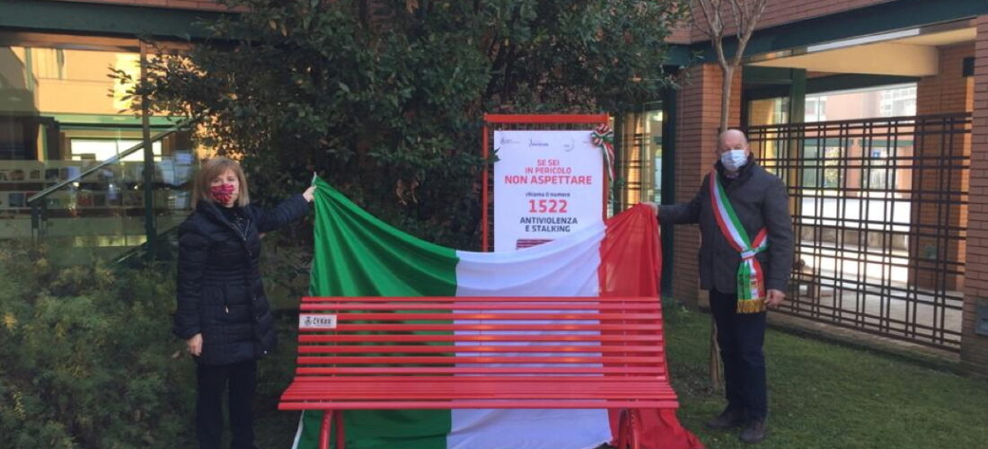 Panchine rosse in città contro la violenza sulle donne