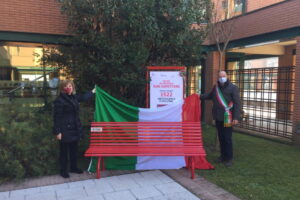 Panchine rosse in città contro la violenza sulle donne