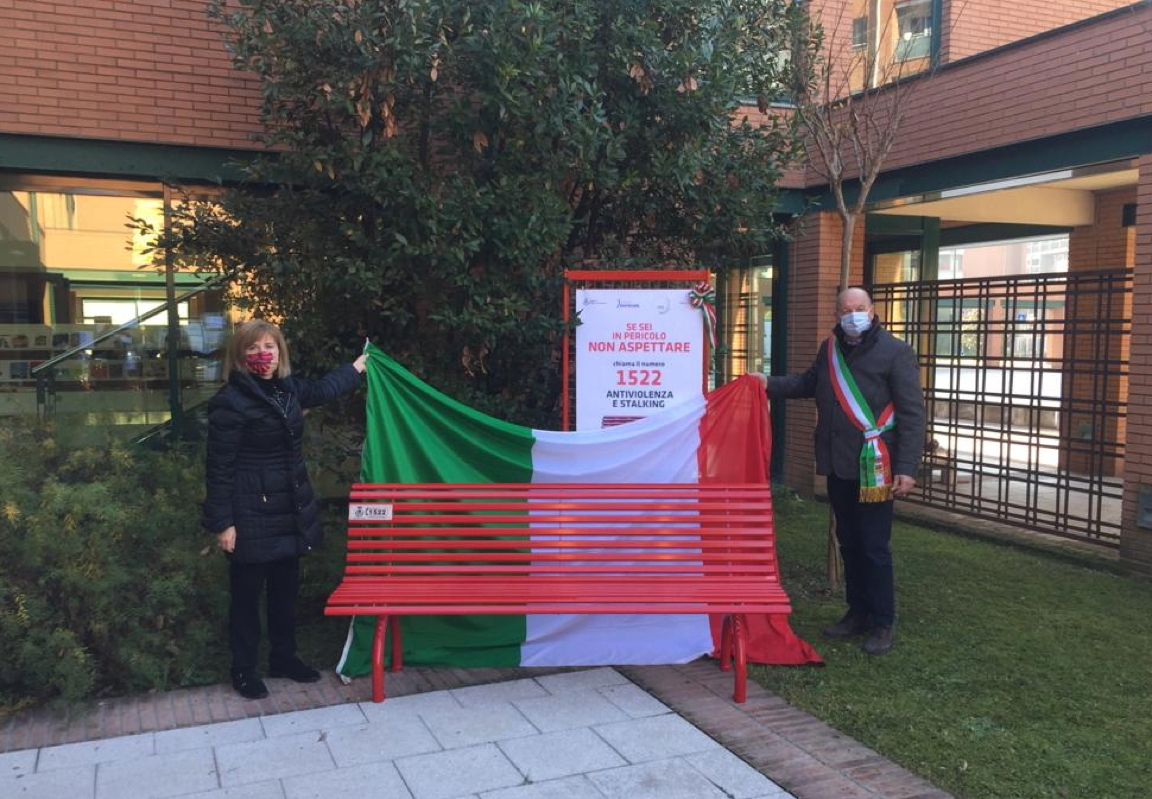 Panchine rosse in città contro la violenza sulle donne