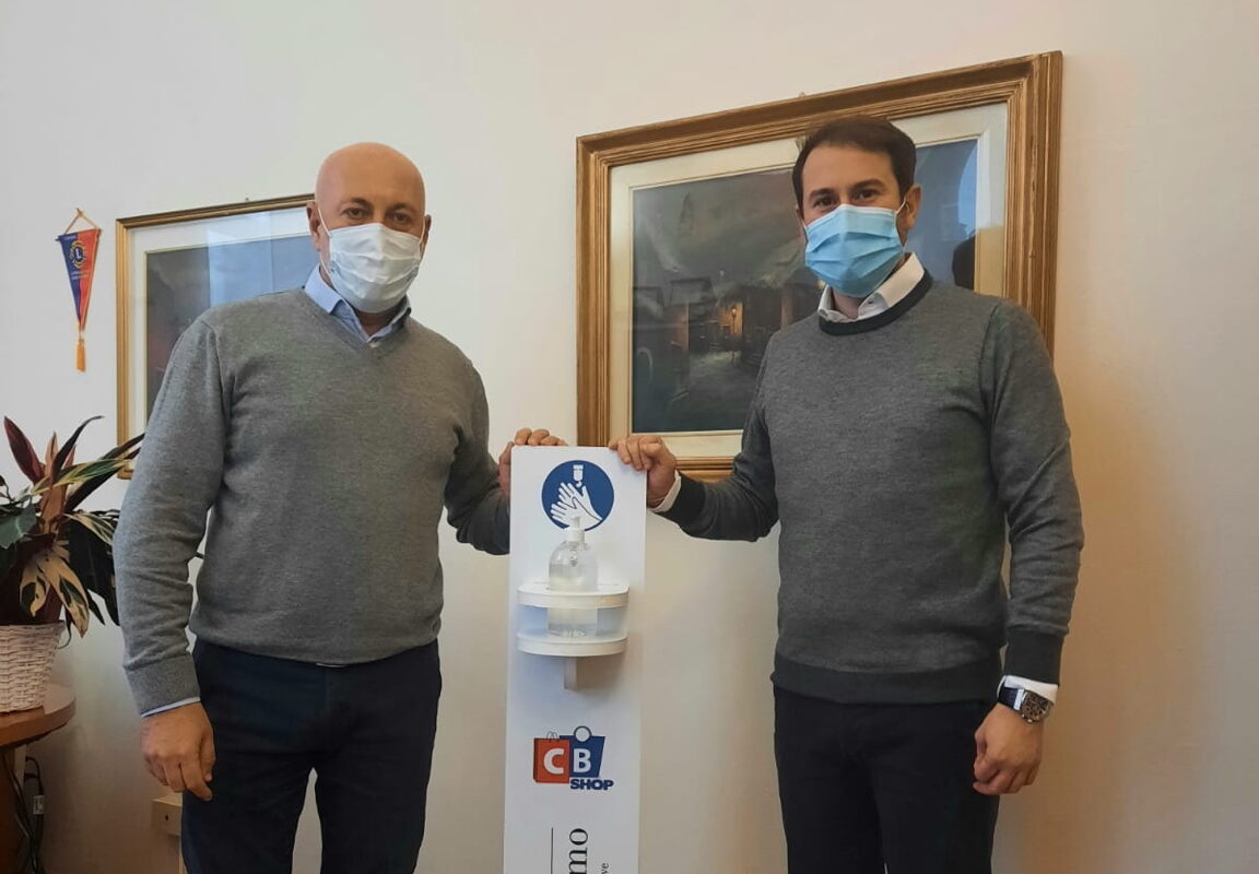 Il Comune di Cinisello Balsamo dona ai commercianti le colonnine per la sanificazione delle mani