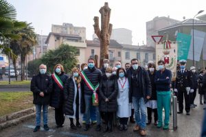 Inaugurata l’opera d’arte in memoria delle vittime del Covid e in omaggio al personale sanitario