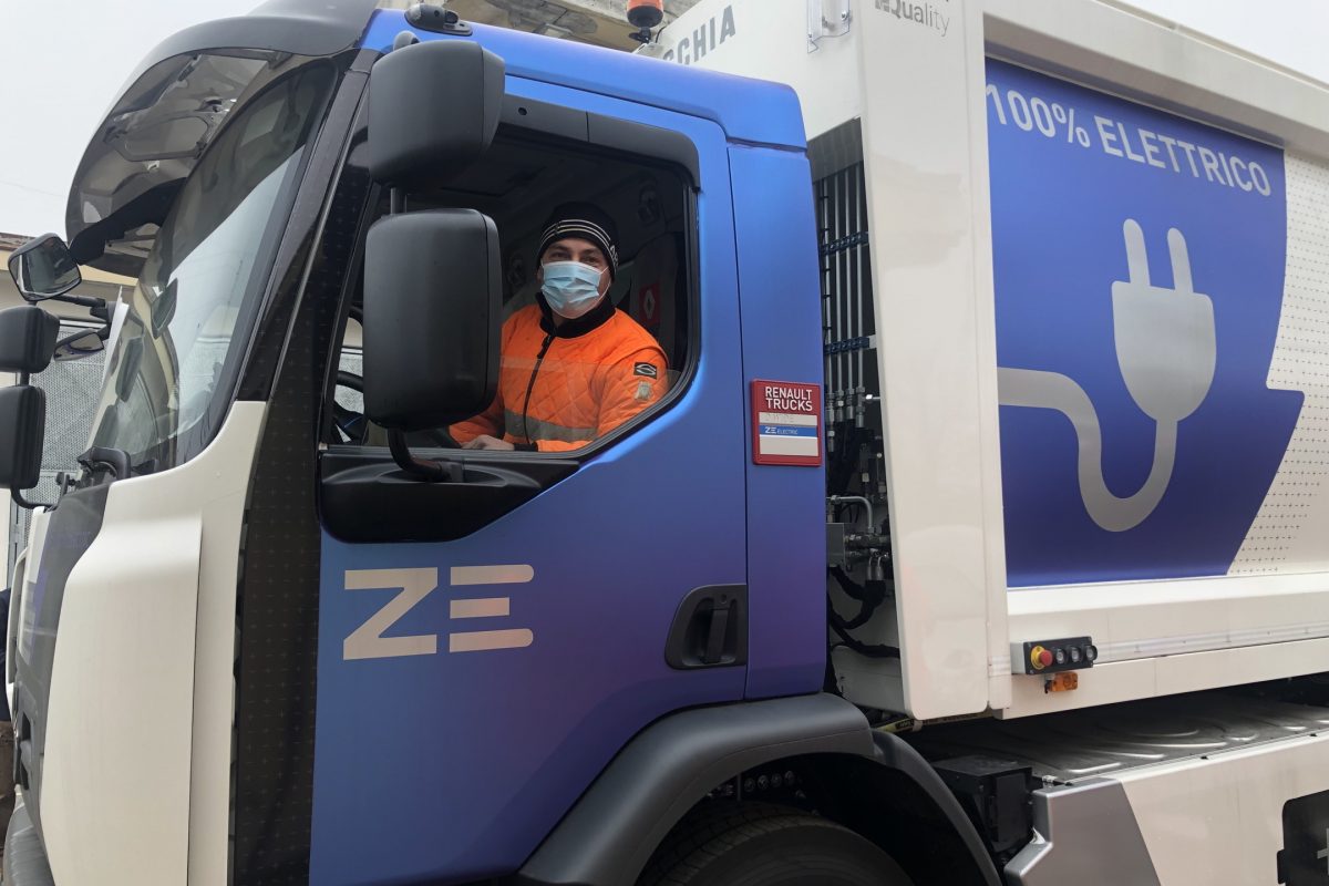 CEM Ambiente sperimenta a Cologno la raccolta della plastica con un mezzo elettrico al 100%