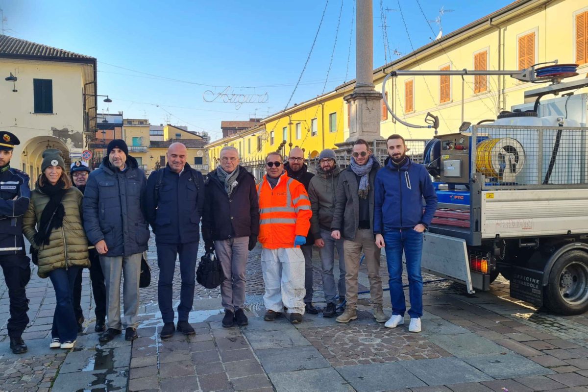 Da CEM Ambiente un nuovo servizio di pulizia e manutenzione dell’arredo urbano, la prima dimostrazione a Melzo