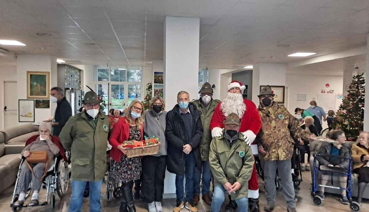 Tante iniziative per Natale, il Babbo Natale alpino visita le RSA cittadine