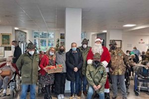 Tante iniziative per Natale, il Babbo Natale alpino visita le RSA cittadine