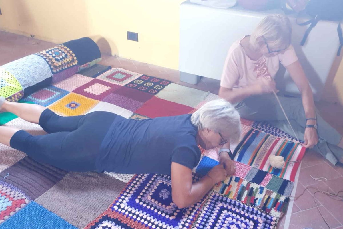 Una mega croce di lana da Guinnes dei Primati con 21 donne al lavoro