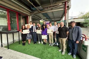 Consegnante a 7 studenti le Borse di Studio dell’Istituto Professionale Mazzini