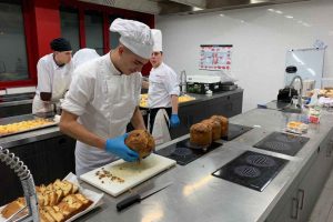 Tutti pazzi per il panettone artigianale dell’Istituto Professionale Fondazione Mazzini