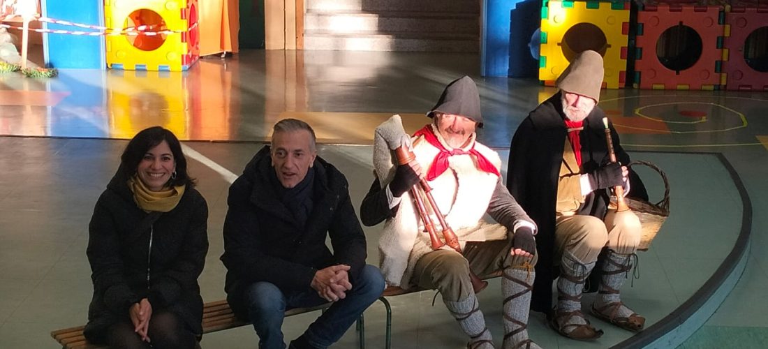 Nelle scuole di Cormano il Natale arriva con gli zampognari