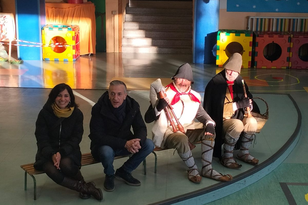 Nelle scuole di Cormano il Natale arriva con gli zampognari