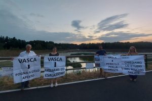 Vasca di laminazione, le accuse di Comitato e residenti: “E’ una fogna a cielo aperto!”.