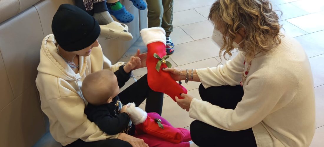 Le mamme di Sesto hanno donato la calza della befana ai bambini ricoverati in oncologia pediatrica