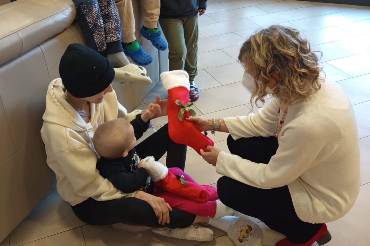 Le mamme di Sesto hanno donato la calza della befana ai bambini ricoverati in oncologia pediatrica