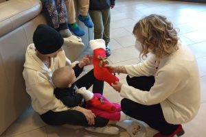 Le mamme di Sesto hanno donato la calza della befana ai bambini ricoverati in oncologia pediatrica