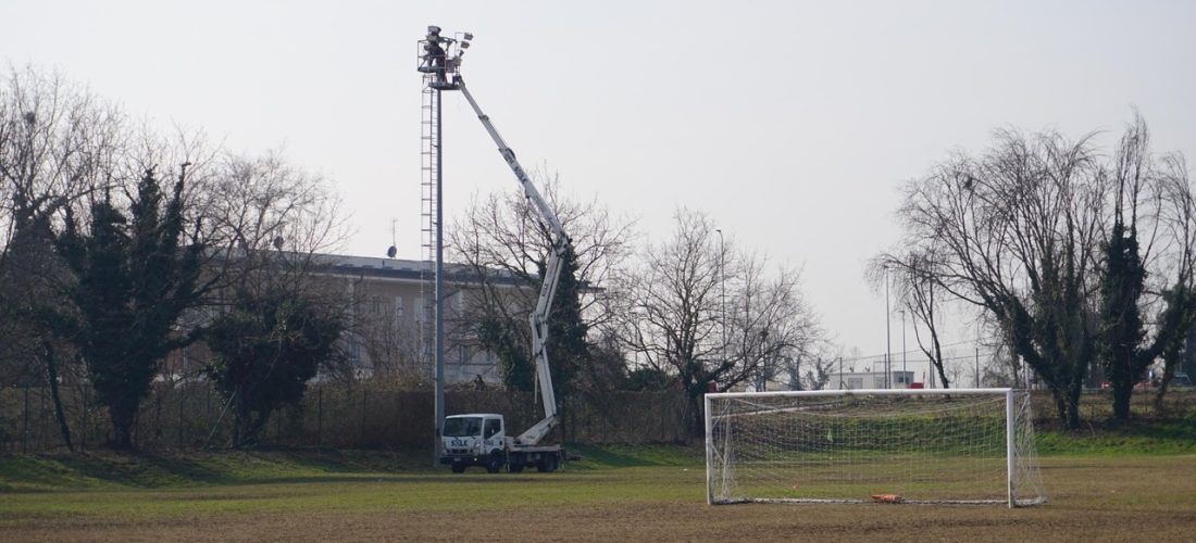 Centro sportivo di via Toti, rifatta l’illuminazione di uno dei campi da calcio