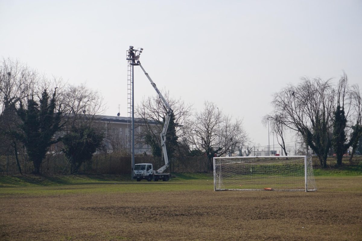 Centro sportivo di via Toti, rifatta l’illuminazione di uno dei campi da calcio