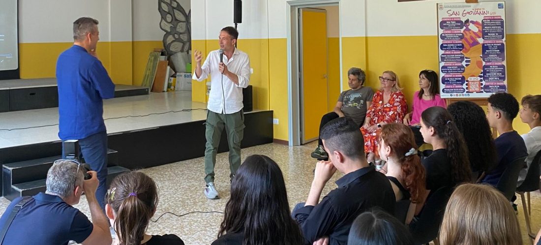 “È MEGLIO IL ROCK’N’ROLL”: I RAGAZZI DELLA DON MILANI CANTANO CONTRO LE DIPENDENZE