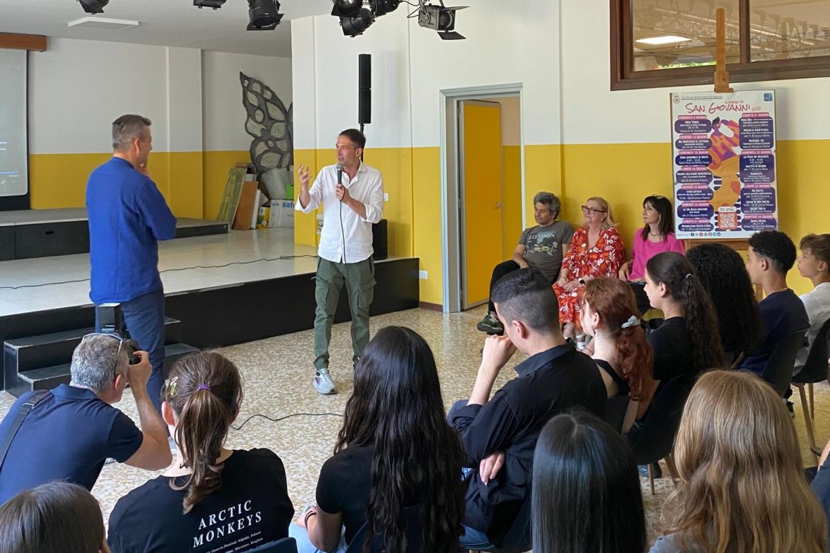 “È MEGLIO IL ROCK’N’ROLL”: I RAGAZZI DELLA DON MILANI CANTANO CONTRO LE DIPENDENZE