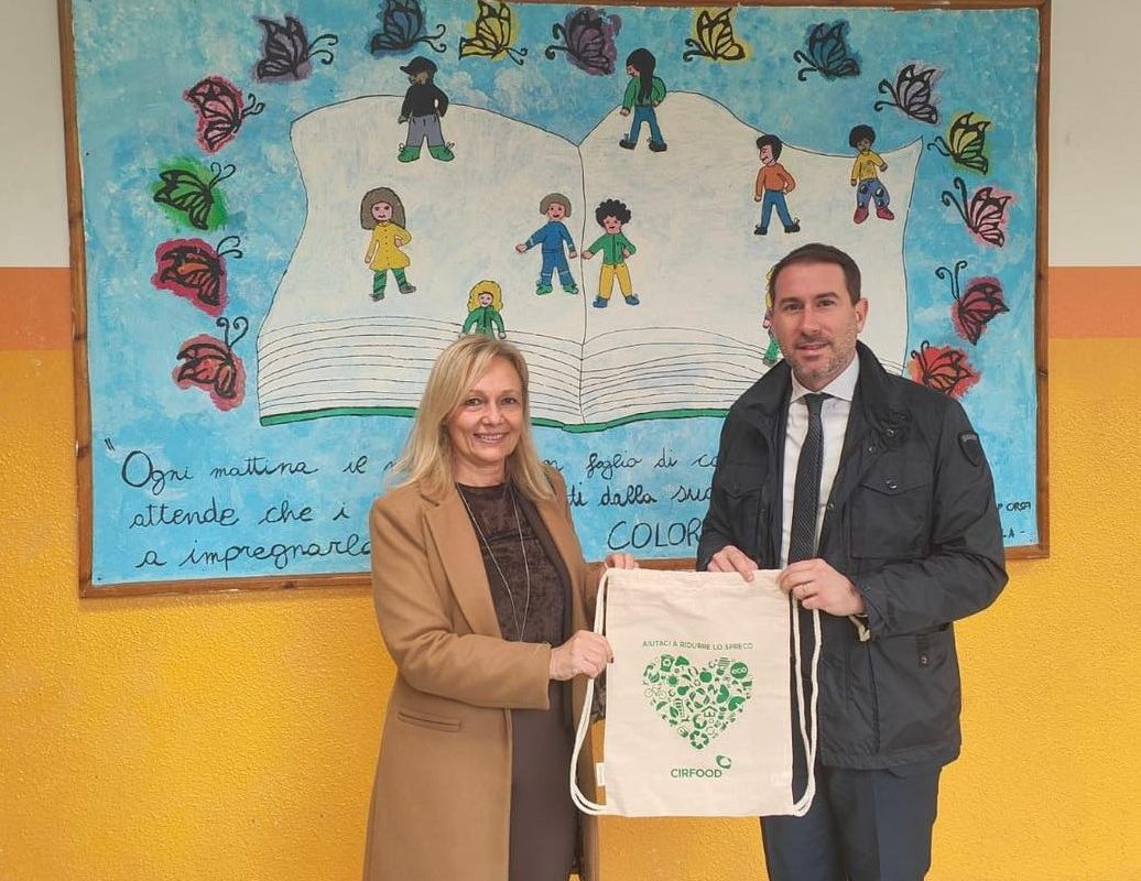 In arrivo nelle mense scolastiche la bag antispreco e l’app menù