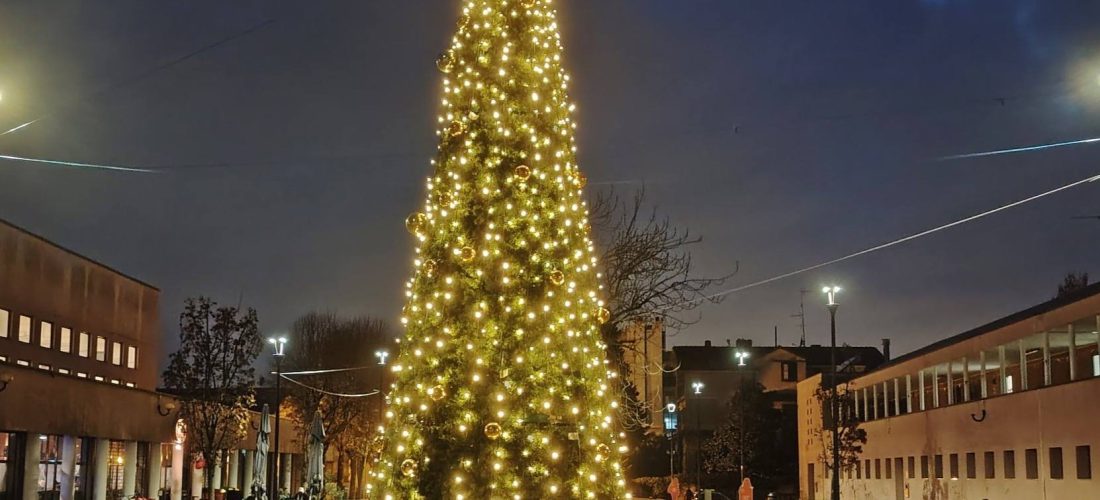 Piazze, vie, vetrine e campanili illuminati per un Natale di luce e speranza