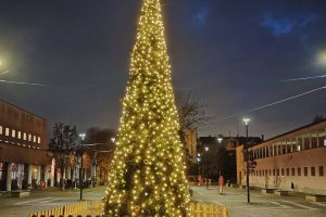 Piazze, vie, vetrine e campanili illuminati per un Natale di luce e speranza