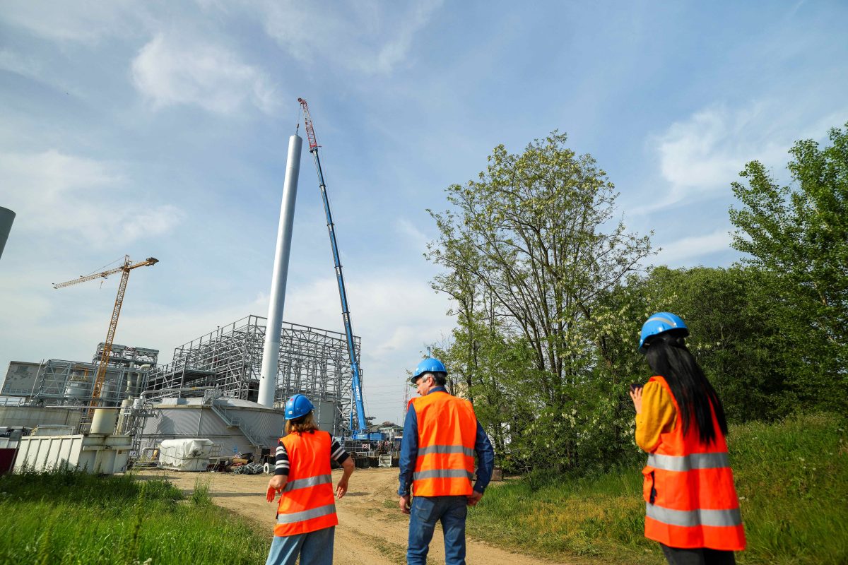 Installato il camino della linea fanghi della Biopiattaforma ZEROC