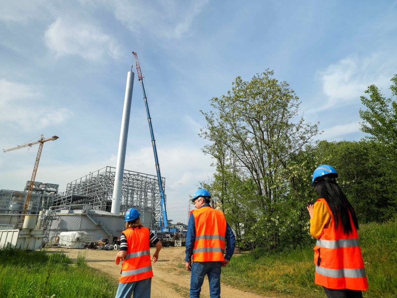 Installato il camino della linea fanghi della Biopiattaforma ZEROC