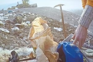 Con gli sci su una montagna di rifiuti: una serata ecologica al cine-teatro Vitti