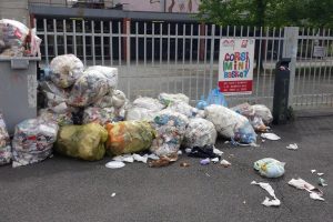 Lotta dura contro gli incivili dei rifiuti